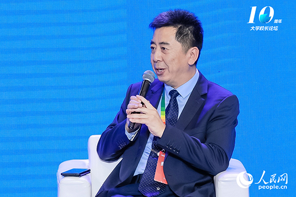 西安交通大學黨委常委、副校長洪軍出席圓桌論壇并發(fā)言。